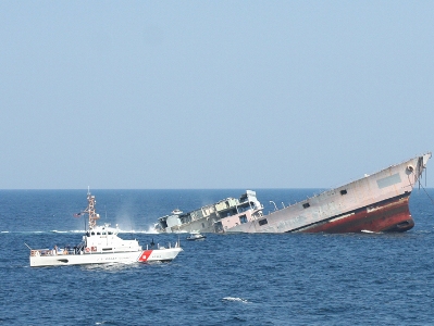 USS Arthur W. Radford sinks ar Del-Jersey-Land Artificial Reef